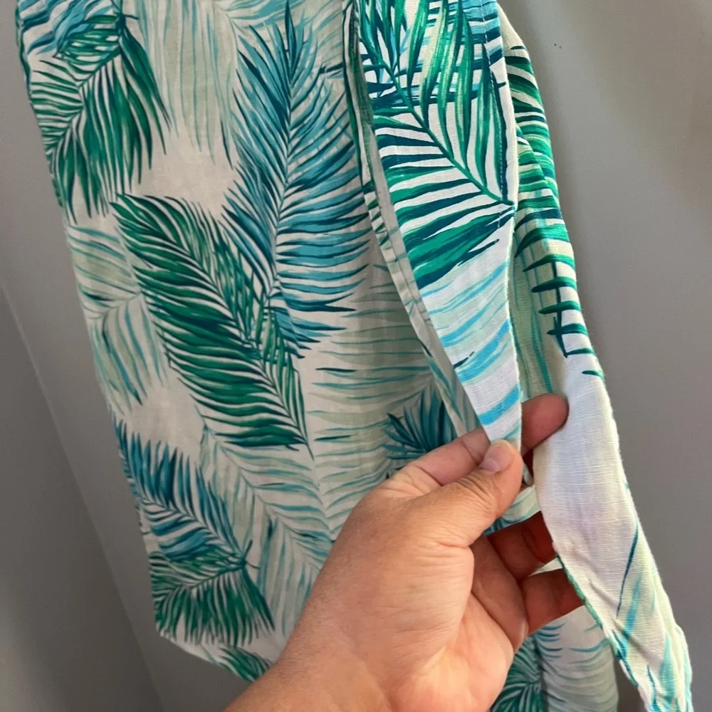 Tahari Green Knee-Length Pencil Skirt with Slit‎